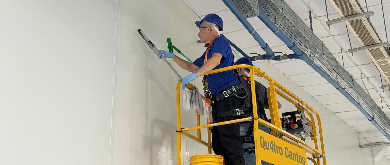 Equipe Qu4tro Cantos em limpeza especializada em altura